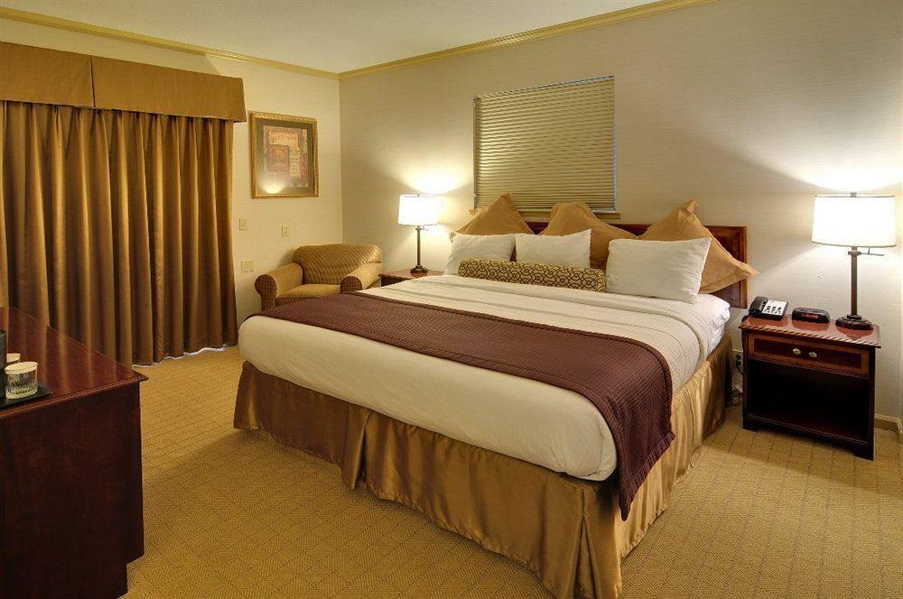 Best Western Plus Palm Court Hotel Davis Exteriér fotografie
