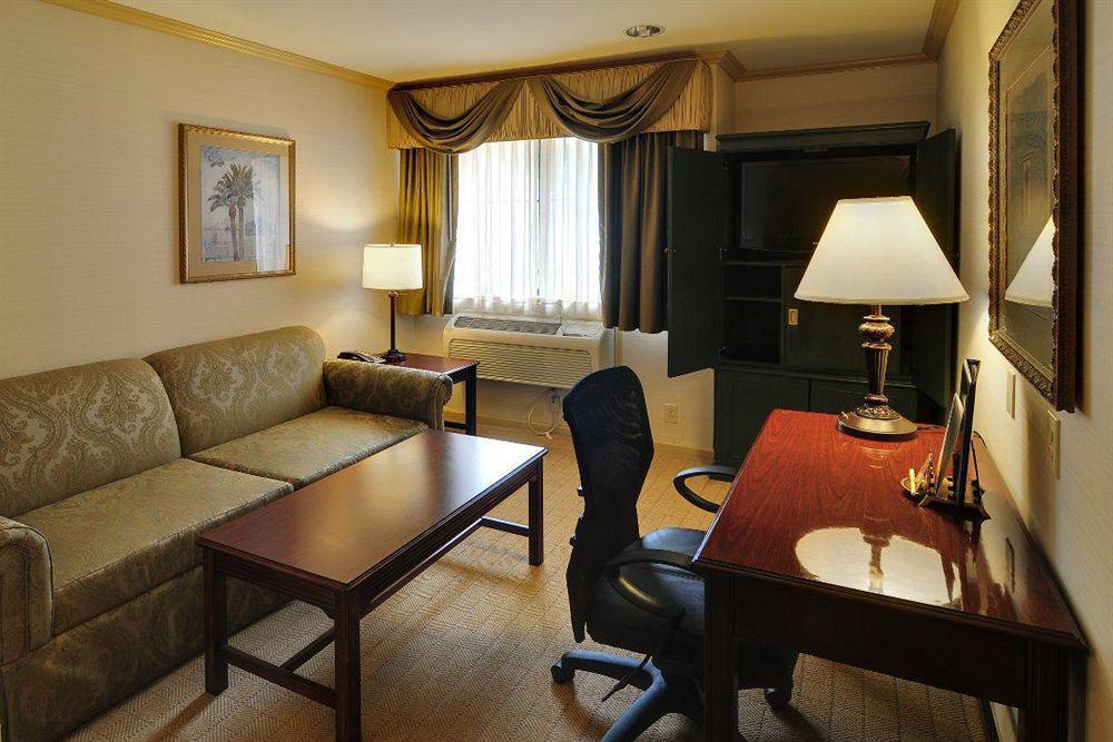 Best Western Plus Palm Court Hotel Davis Pokoj fotografie